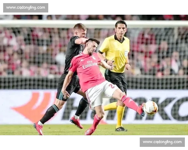 今晚足球大战:精彩赛事比分实时更新,焦点对决不容错过 今晚足球大战:精彩赛事比分实时更新,焦点对决不容错过